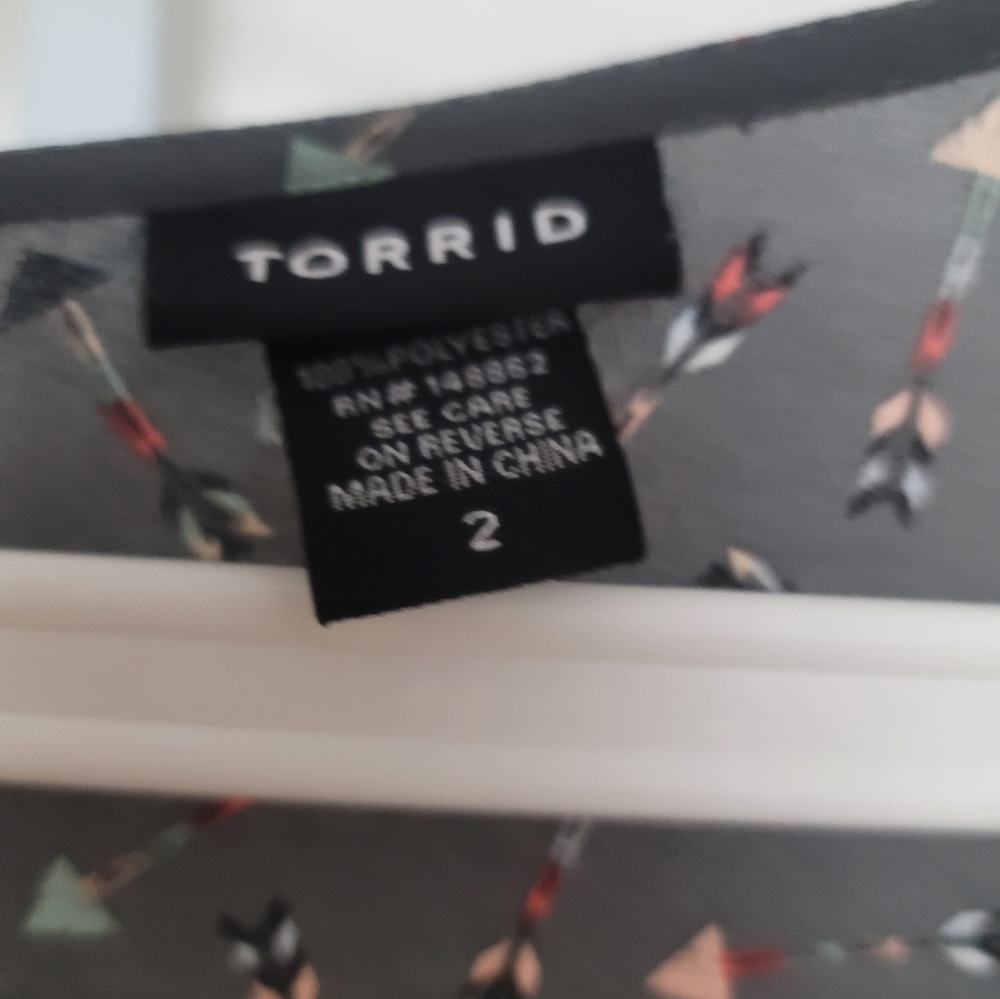 Torrid Arrow Pattern Top Size 2 - image 4